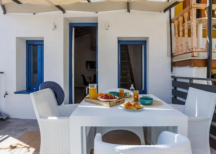 To Koukounari Case de vacanță